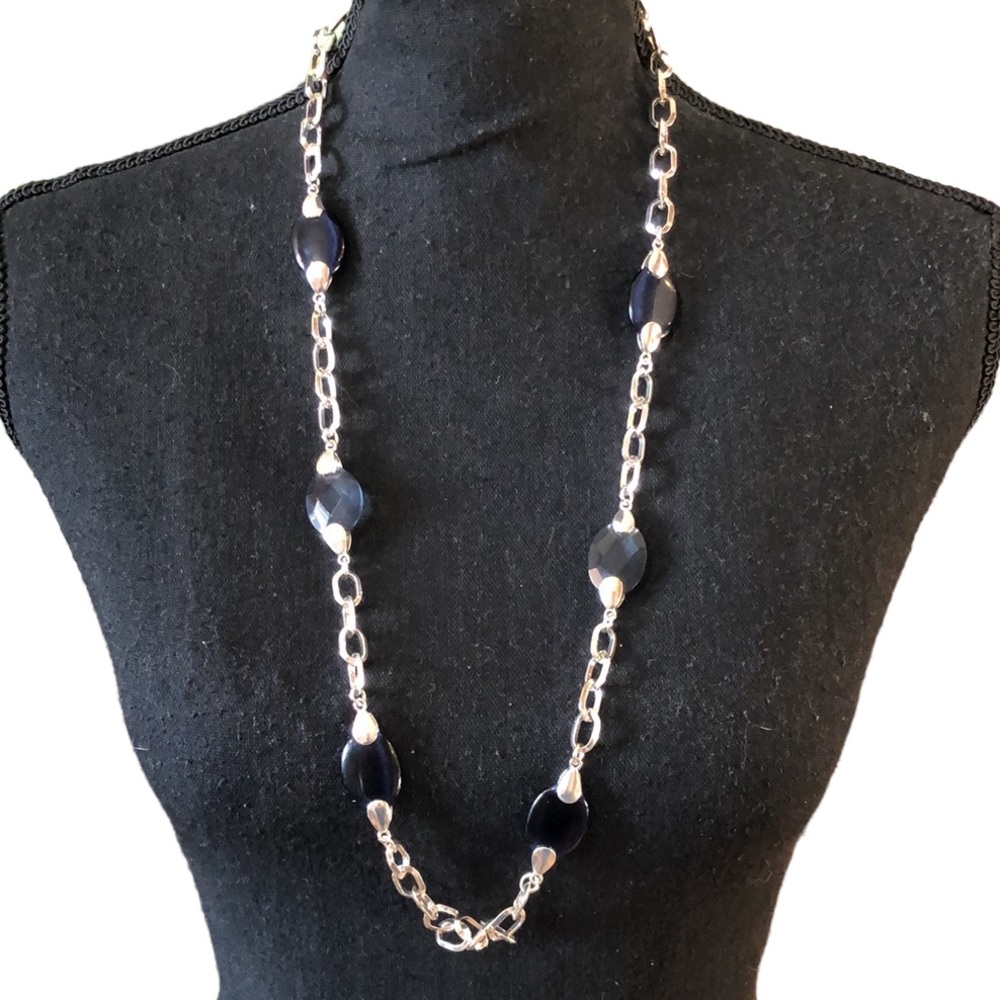SILVER TONE LINK CHAIN WITH CABOCHON AND MULTIFACETED OVAL BEADS SMOKY BLUE